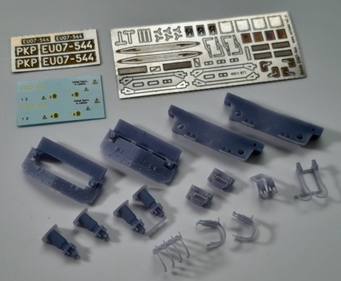 Detale konwersyjne do budowy EU07-544 (blacha, druk 3D i kalkomania)