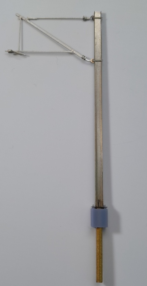 Słup metalowy dwuteowy z palem fundamentowym i wysięgnikiem