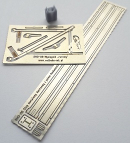 Słup metalowy dwuteowy z palem fundamentowym i wysięgnikiem