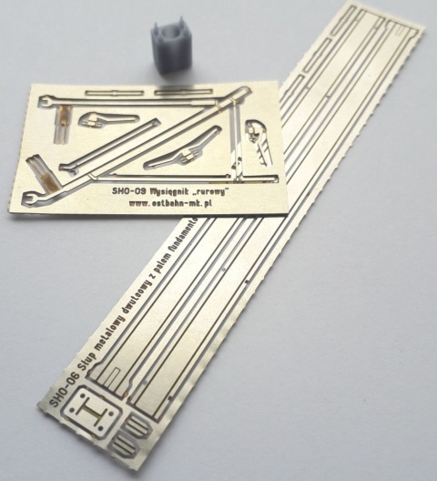 Słup metalowy dwuteowy z palem fundamentowym i wysięgnikiem