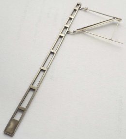 Słup metalowy płaski z wysięgnikiem