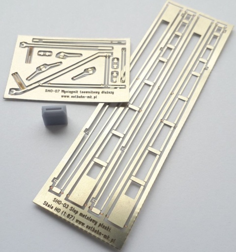 Słup metalowy płaski z wysięgnikiem