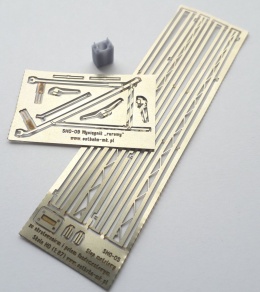 Słup metalowy płaski ze skratowaniem z wysięgnikiem z palem fundament.