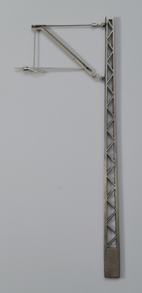 Słup metalowy płaski ze skratowaniem z wysięgnikiem