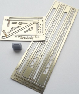 Słup metalowy płaski ze skratowaniem z wysięgnikiem