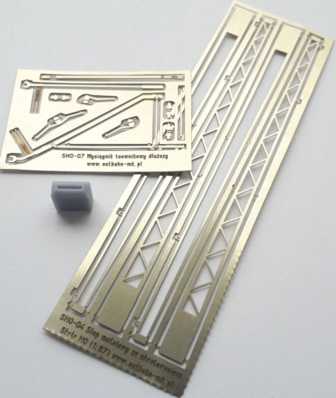 Słup metalowy płaski ze skratowaniem z wysięgnikiem