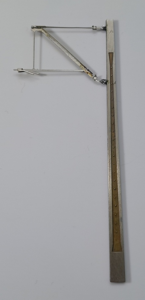 Słup żelbetowy dwuteowy z wysięgnikiem