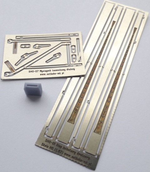 Słup żelbetowy dwuteowy z wysięgnikiem